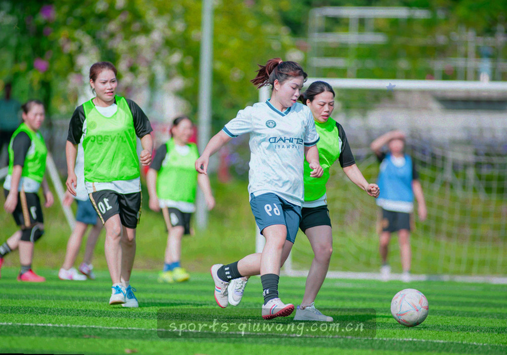 由细箭头与网格组成的抽象传球网络图，青柠与琥珀两色高亮对比